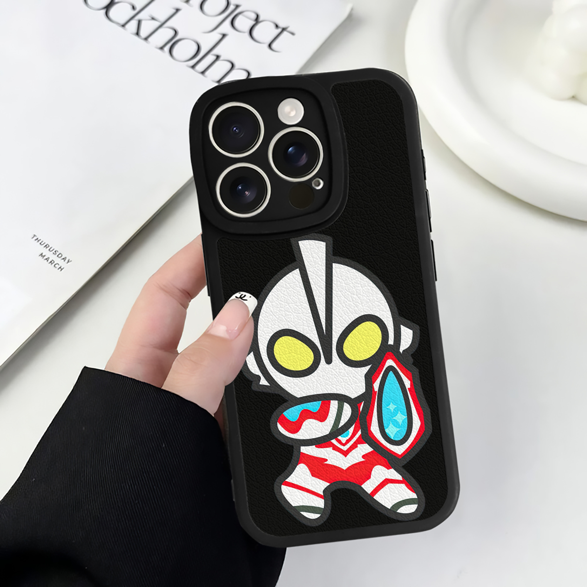 （画像用） ウルトラマン Ultraman 【iPhone 16シリーズ対応】シリコンスマホケース（レザー調） 材質：シリコン